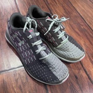 Under Armour Girls 6.5 youth gray and Pink Running Shoes